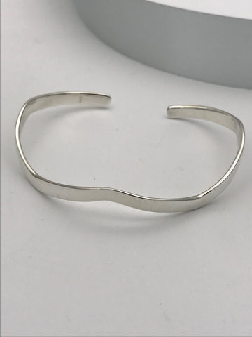 Simple Curve Bracelet