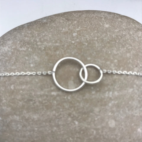 Single chain bracelet with interlocking circles