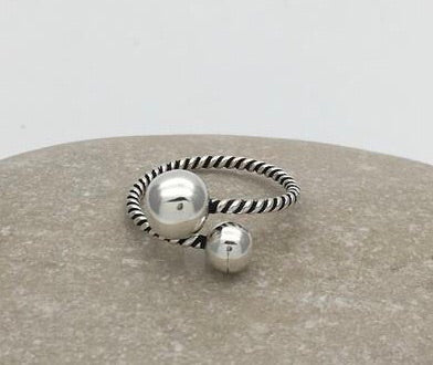 Double Ball Twist Ring