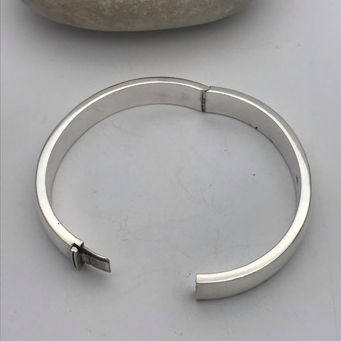 Flat, Opening Hollow Round Bracelet